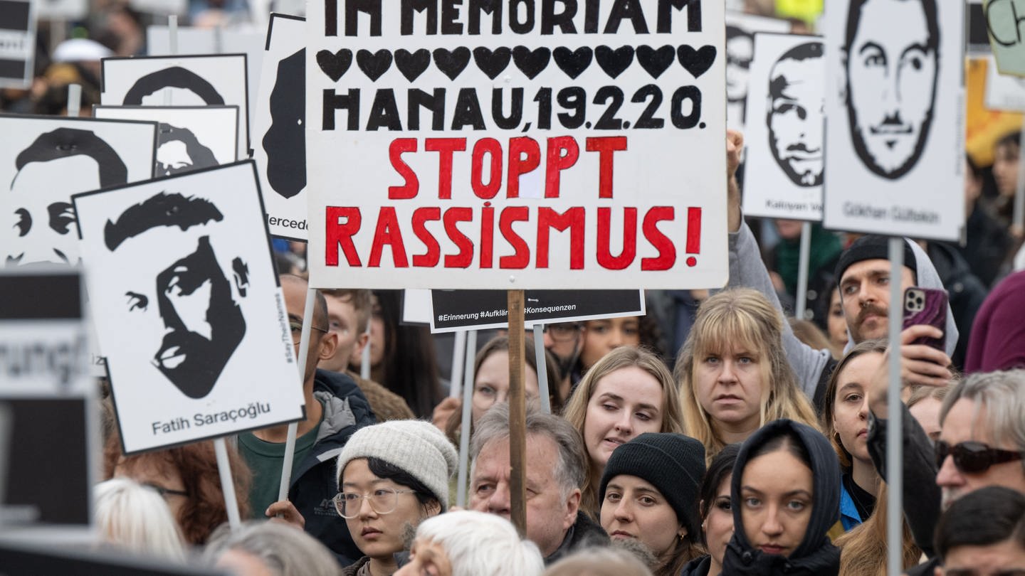 Mehrere tausend Menschen versammeln sich nach einem Gedenkmarsch anlässlich des vierten Jahrestages des rassistische Anschlags von Hanau (Foto: dpa Bildfunk, Picture Alliance)