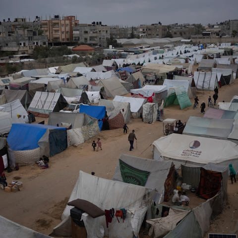 Zelte von geflüchteten Palästinensern in Rafah. Viele sind in die Stadt geflohen. Israel plant eine Offensive. Sie soll möhlicherweise zu Beginn des Ramadan starten. (Foto: SWR DASDING)