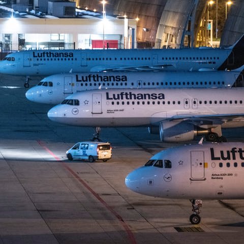 Viele Flugzeuge der Lufthansa stehen seit Dienstagmorgen still. Die Gewerkschaft Verdi hat zum Streik aufgerufen. (Foto: dpa Bildfunk, picture alliance/dpa | Boris Roessler)