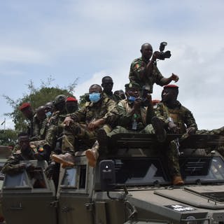 Mitglieder der guineischen Spezialeinheiten patrouillieren vor dem Palast des Volkes in Conakry. (Foto: dpa Bildfunk, picture alliance/dpa/Xinhua | -)