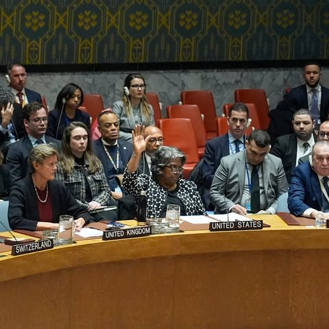 Linda Thomas-Greenfield (M), Botschafterin der USA bei den Vereinten Nationen, stimmt während einer Sitzung des Sicherheitsrates im Hauptquartier der Vereinten Nationen gegen eine Resolution zum Waffenstillstand im Gazastreifen. (Foto: dpa Bildfunk, picture alliance/dpa/AP | Seth Wenig)