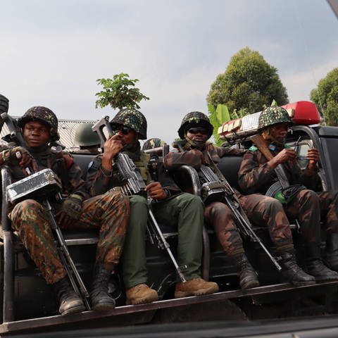 Soldaten in einem Fahrzeug in Sake im Osten der Demokratischen Republik Kongo (DRK). Seit mehreren Wochen sind die Bewohner von Sake einem intensiven Schusswechsel mit schweren Waffen ausgesetzt, als es zu Kämpfen zwischen dem kongolesischen Militär und Rebellen der Bewegung „23. März“ (M23) kam. (Foto: IMAGO, IMAGO / Xinhua)