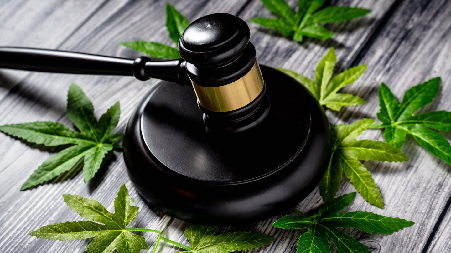 Der Richterbund hat sich gegen die geplante Cannabis-Legalisierung ausgesprochen. (Foto: IMAGO, IMAGO / Bihlmayerfotografie)