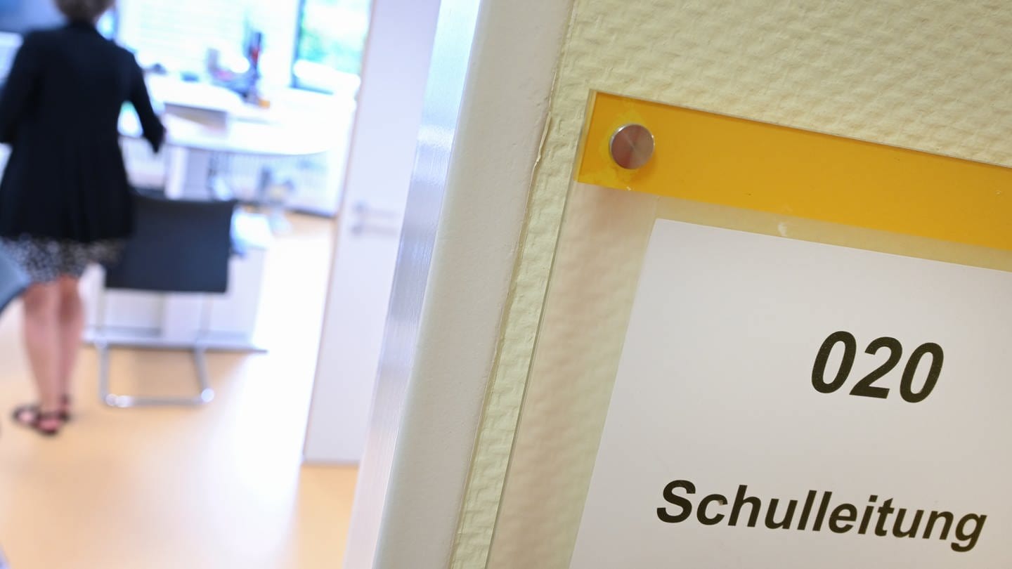 «Schulleitung» steht auf einem Schild an der Bürotür. (Foto: dpa Bildfunk, picture alliance/dpa | Arne Dedert)