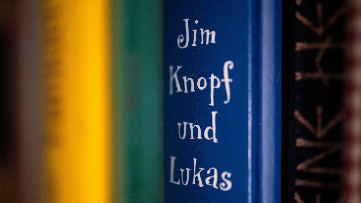 Das Kinderbuch «Jim Knopf und Lukas der Lokomotivführer» des Autors Michael Ende steht in einem Bücherregal. (Foto: dpa Bildfunk, picture alliance/dpa | Marijan Murat)