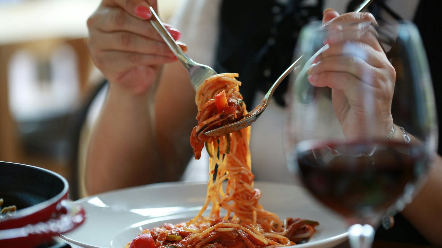 War es Mord? Eine Frau in Italien soll ihrer Großtante absichtlich Spaghetti gegeben haben, die sie so gar nicht hätte bekommen dürfen. Es geht um ein Erbe. (Foto: IMAGO, Pexels /  준섭 윤)