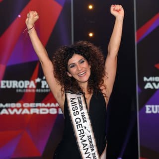Miss Germany 2024 ist die gebürtige Iranerin Apameh Schönauer. Sie wurde im Europapark in Rust gewählt und setzt sich für Frauen mit Migrationsgeschichte ein. (Foto: IMAGO, IMAGO / Bildagentur Monn)