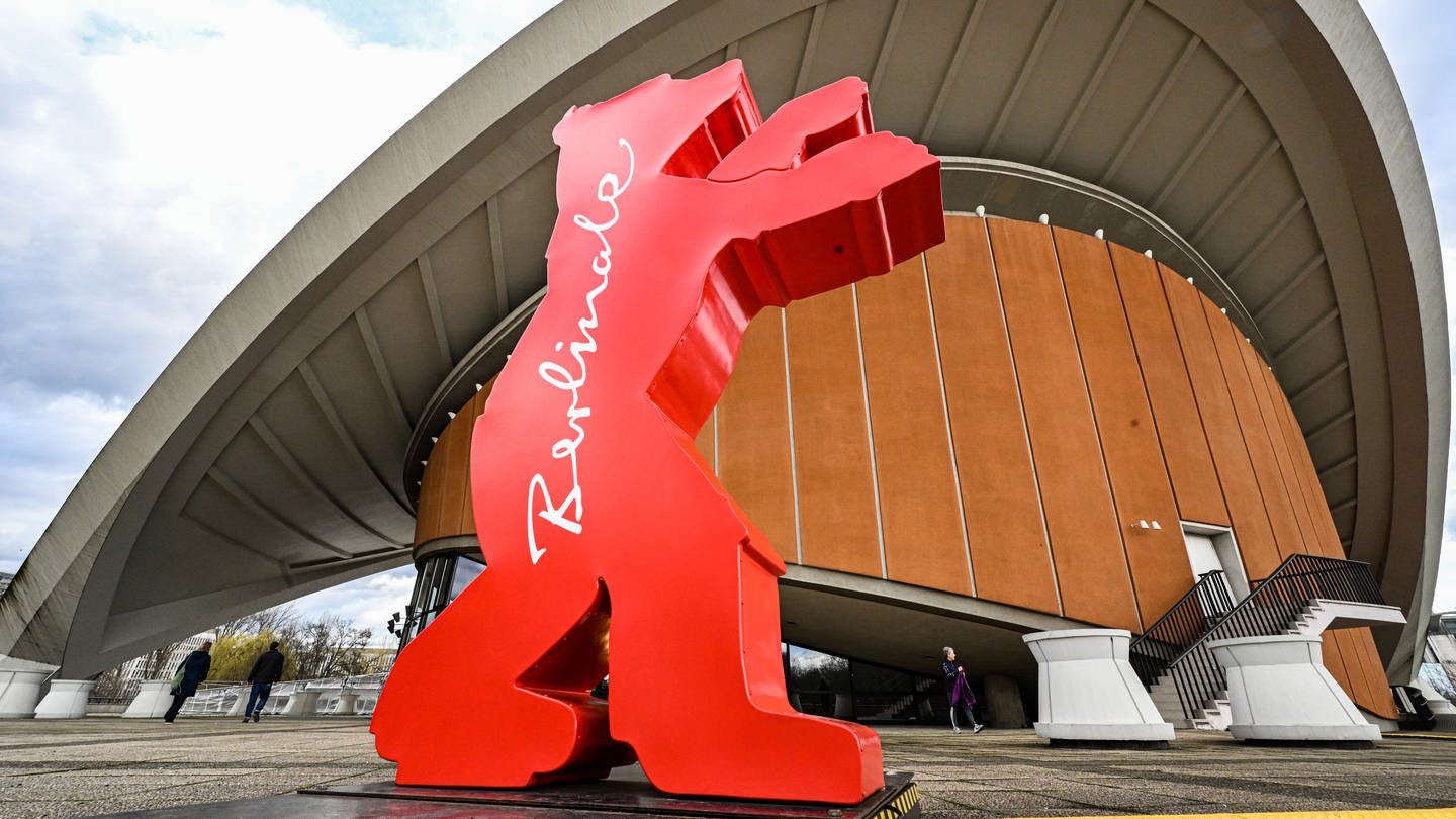 Ein roter Berlinale-Bär-Aufsteller (Foto: IMAGO, IMAGO/Funke Foto Services)