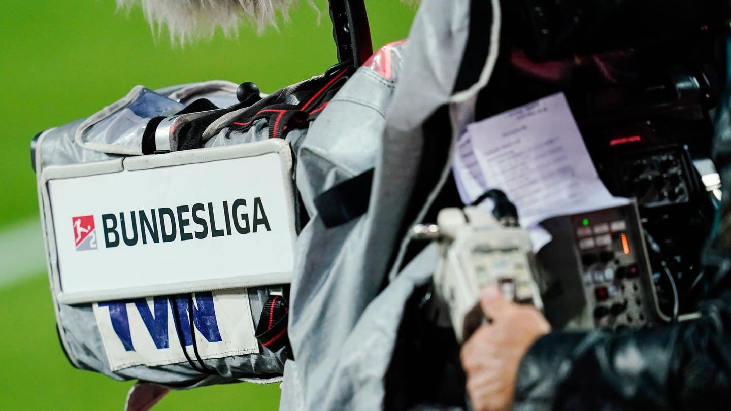 SYMBOLBILD: An einer Fernsehkamera am Spielfeldrand ist die Aufschrift «Bundesliga» angebracht. (Foto: dpa Bildfunk, picture alliance/dpa | Uwe Anspach)