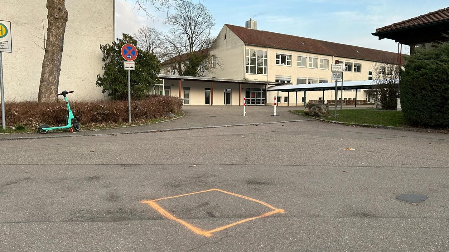 Ein Unbekannter hat am Montagnachmittag vor der Sägefeldschule in Ulm einen Lehrer niedergeschlagen. (Foto: SWR, Ralph Zwiebler)