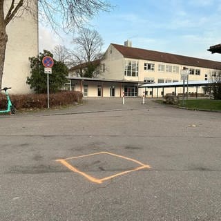 Ein Unbekannter hat am Montagnachmittag vor der Sägefeldschule in Ulm einen Lehrer niedergeschlagen.  (Foto: SWR, Ralph Zwiebler)
