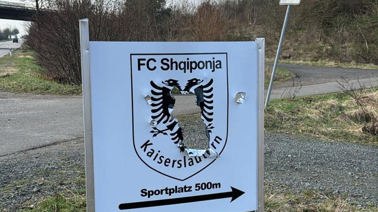 Unbekannte haben das Vereinsschild eines albanischen Fußballclubs FC Shqiponja in Sembach bei Kaiserslautern zerstört und mit Neonazi-Sprüchen beklebt. Die Polizei ermittelt jetzt wegen Volksverhetzung und Sachbeschädigung. (Foto: Verein FC Shqiponja)
