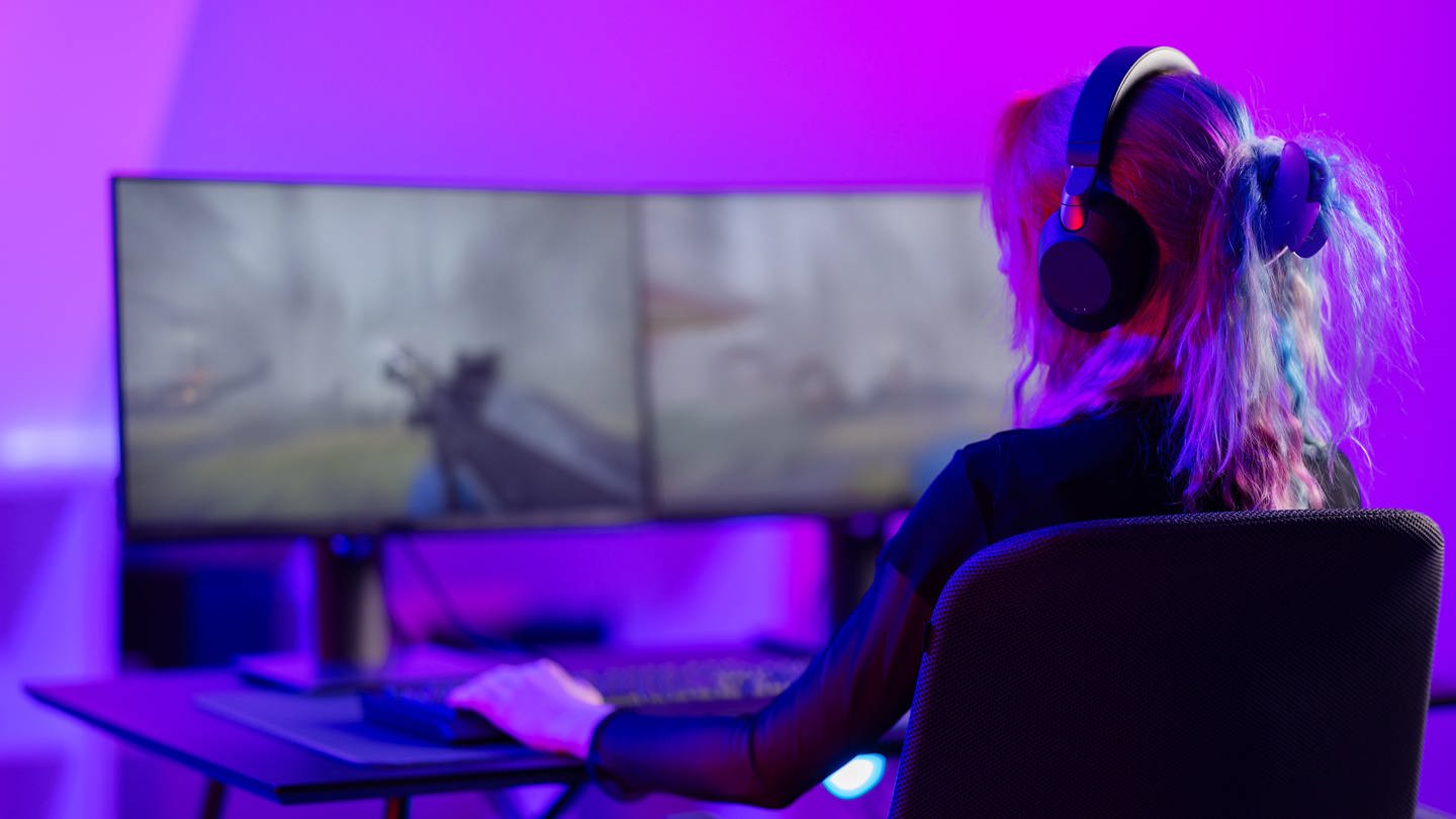 Frau sitzt an einem Gaming-PC und spielt - Mit einem KI-Tool kannst du jetzt riechen, was im Game um dich herum passiert. (Foto: IMAGO, IMAGO / Pond5 Images)
