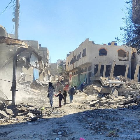Menschen inspizieren Schäden und bergen Gegenstände aus ihren Häusern nach israelischen Luftangriffen im Viertel Al-Zaytoun. Menschen inspizieren Schäden und bergen Gegenstände aus ihren Häusern nach israelischen Luftangriffen im Viertel Al-Zaytoun in Gaza-Stadt. (Foto: IMAGO, IMAGO / APAimages)