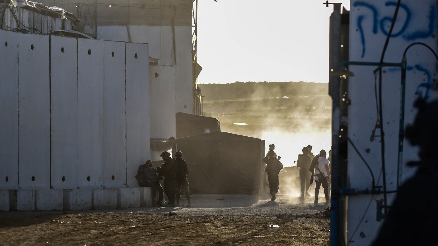 Israelische Soldaten stehen rechtsgerichteten Siedlern gegenüber, die versuchen, in den Gazastreifen einzudringen, um eine Siedlung zu errichten. (Foto: dpa Bildfunk, picture alliance/dpa | Ilia Yefimovich)