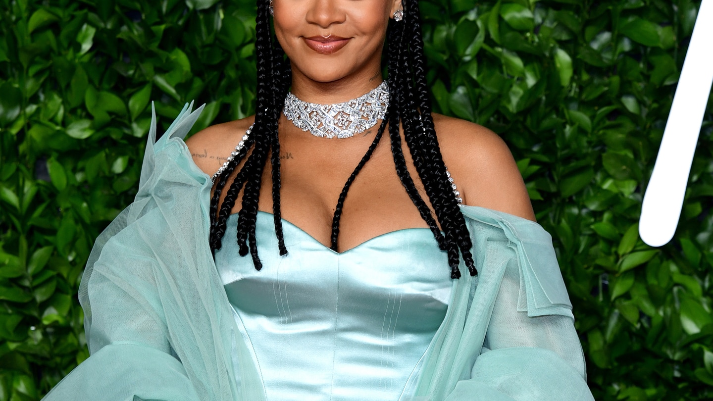 Rihanna, Sängerin aus Barbados, trifft zu den British Fashion Awards 2019 ein. (Foto: IMAGO, picture alliance/dpa/PA Wire | Ian West)