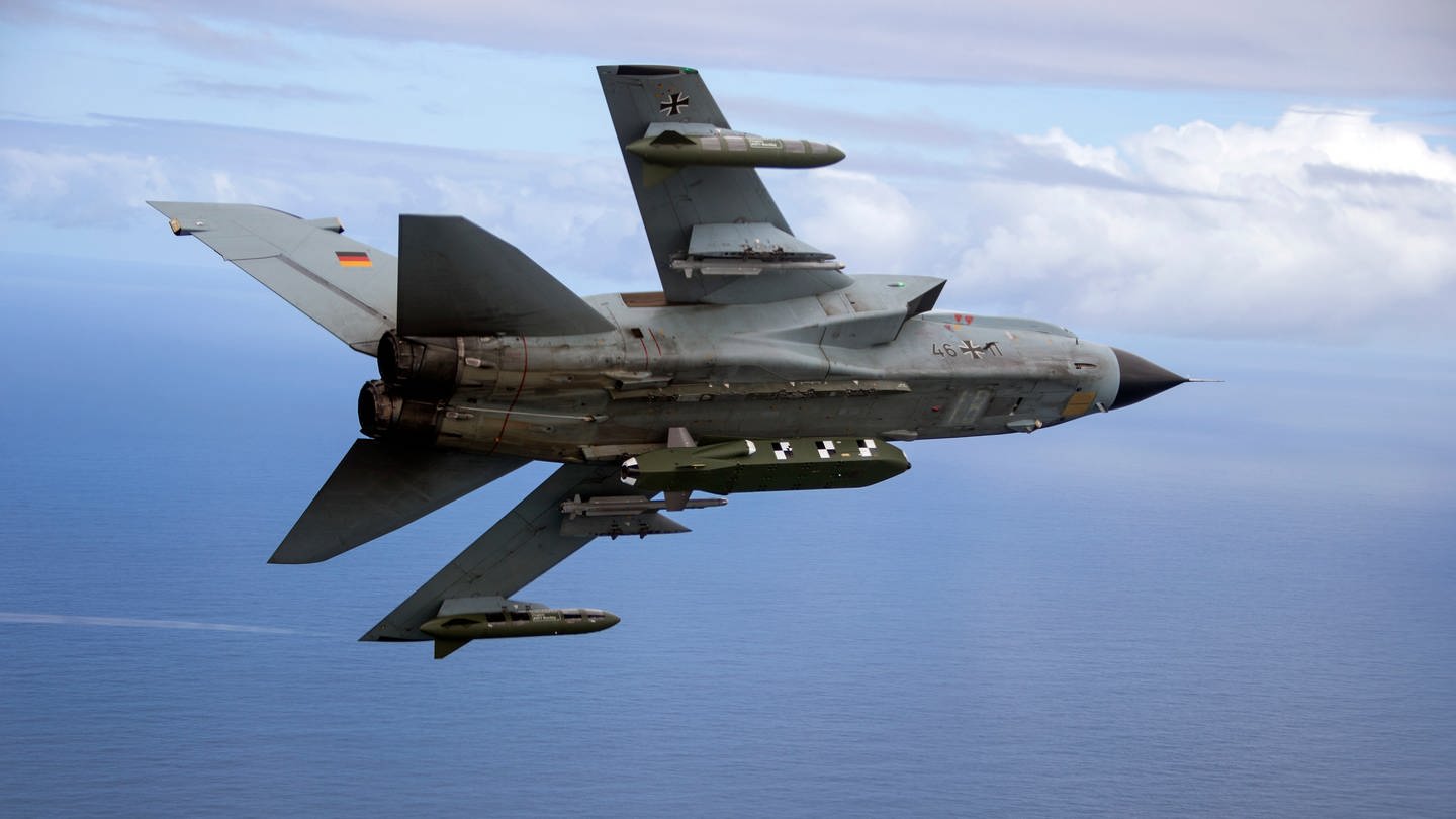Die von der Bundeswehr herausgegebene Aufnahme zeigt einen Kampfjet Tornado IDS ASSTA 3.0, bestückt mit dem Lenkflugkörper Taurus, der im Rahmen der Übung «Two Oceans» fliegt. (Foto: picture-alliance / Reportdienste, picture alliance/dpa/Bundeswehr | Andrea Bienert)