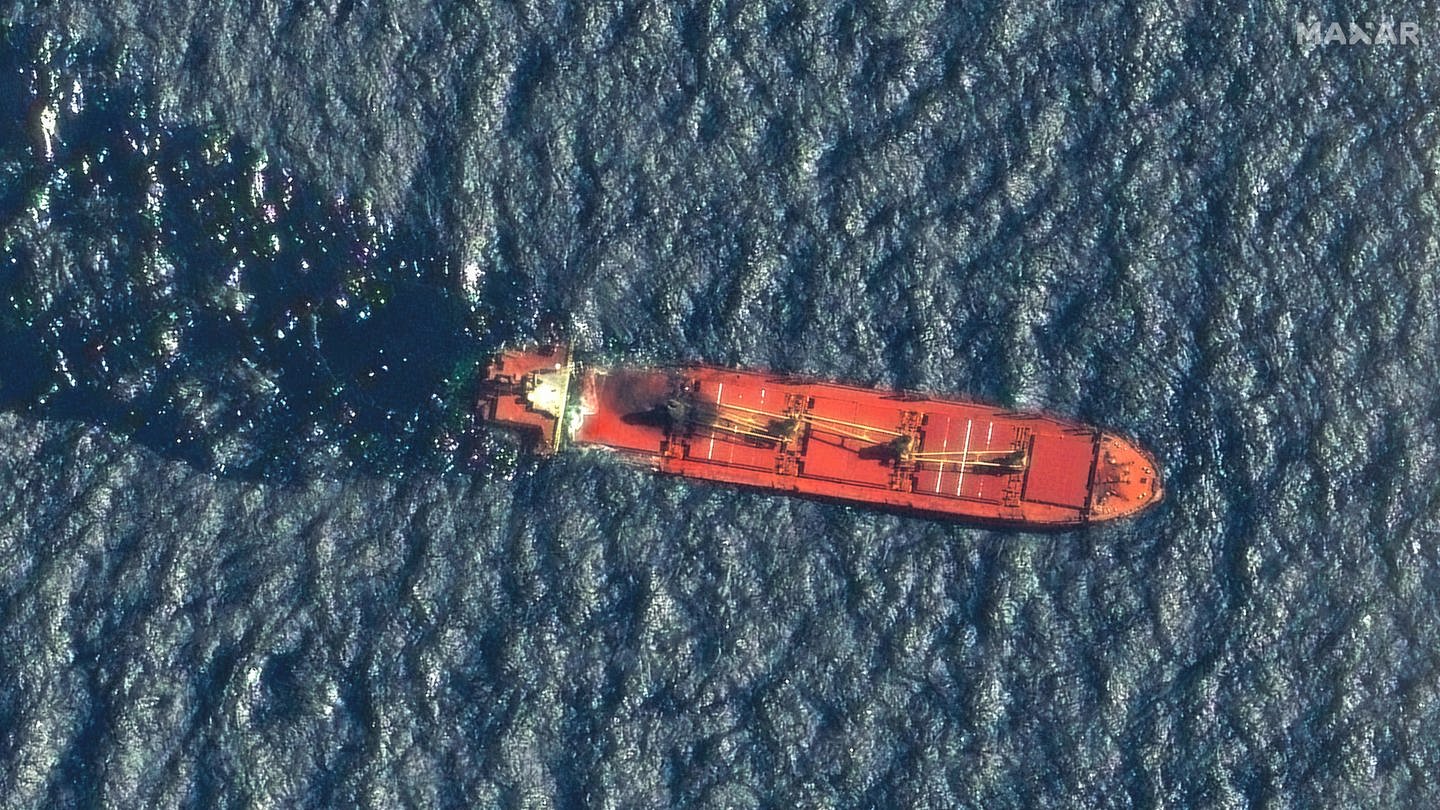 Seit Wochen greifen die Huthi-Rebellen Handelsschiffe im Roten Meer an. Jetzt ist das erste Schiff offenbar untergegangen. Das Bild zeigt die gesunkene 