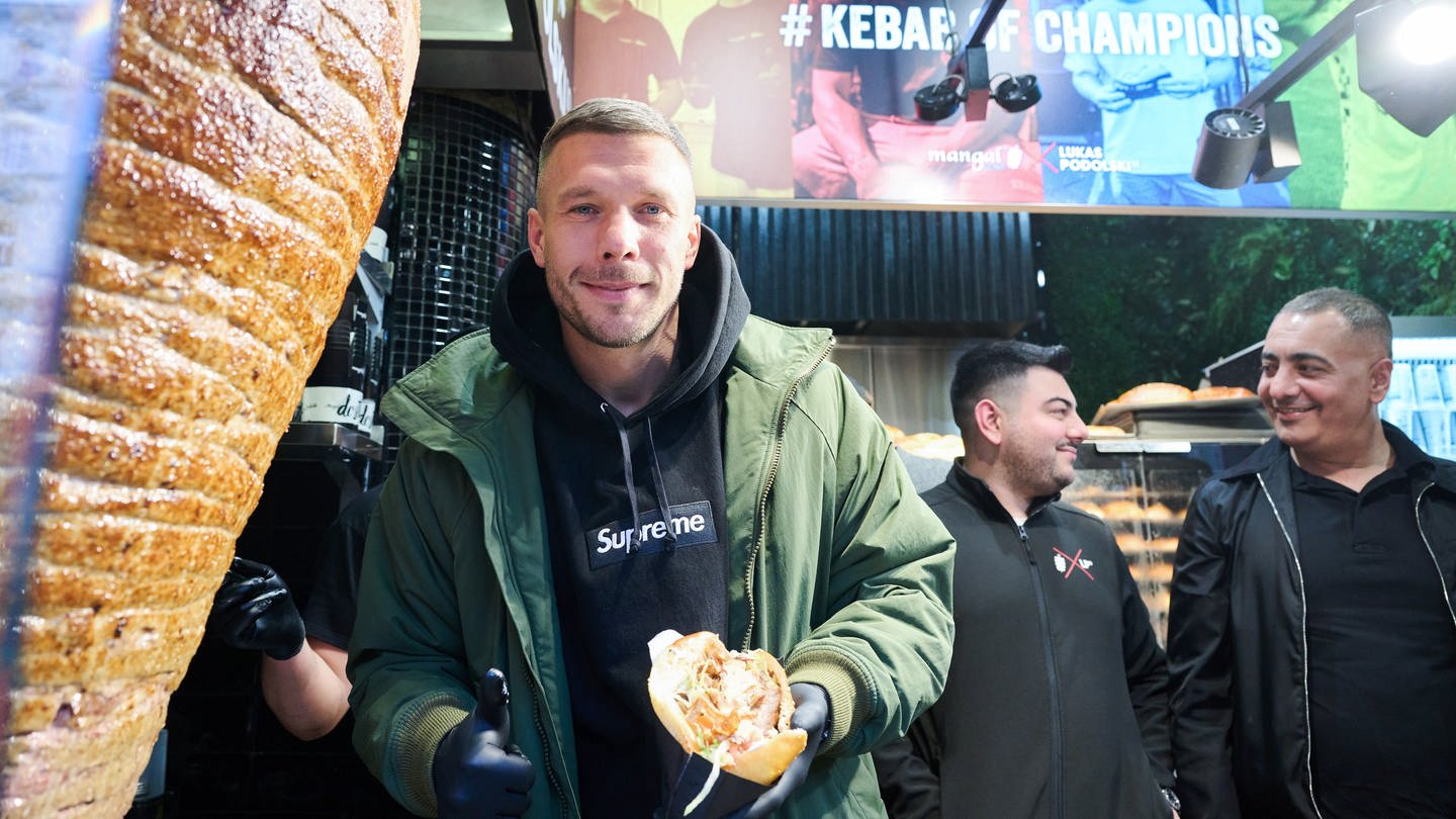 Lukas Podolski hat in Berlin seinen neuen Dönerladen eröffnet. (Foto: dpa Bildfunk, picture alliance/dpa | Annette Riedl)