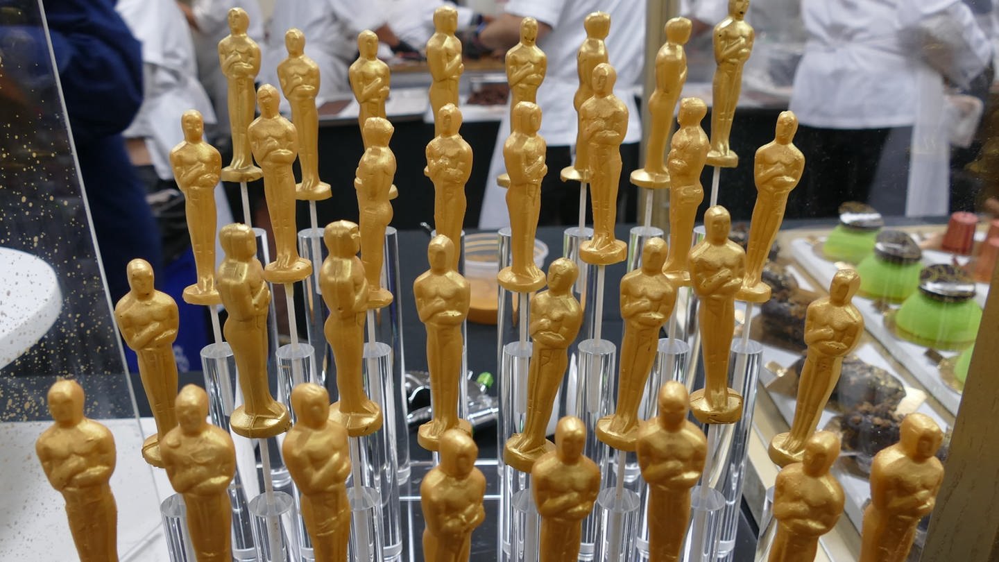 Kleine Schokoladen-Oscars mit Goldstaub überzogen aus der Küche von Star-Koch Wolfgang Puck (Archiv) - Beim 