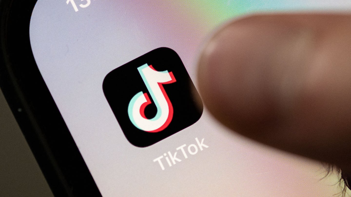 TikTok greift in den USA zu einer drastischen Aktion: Nutzer werden vor einem Verbot der App gewarnt und können per Knopfdruck ihre Abgeordneten anrufen. Deren Telefone stehen nicht still. (Foto: dpa Bildfunk, picture alliance/dpa | Marijan Murat)