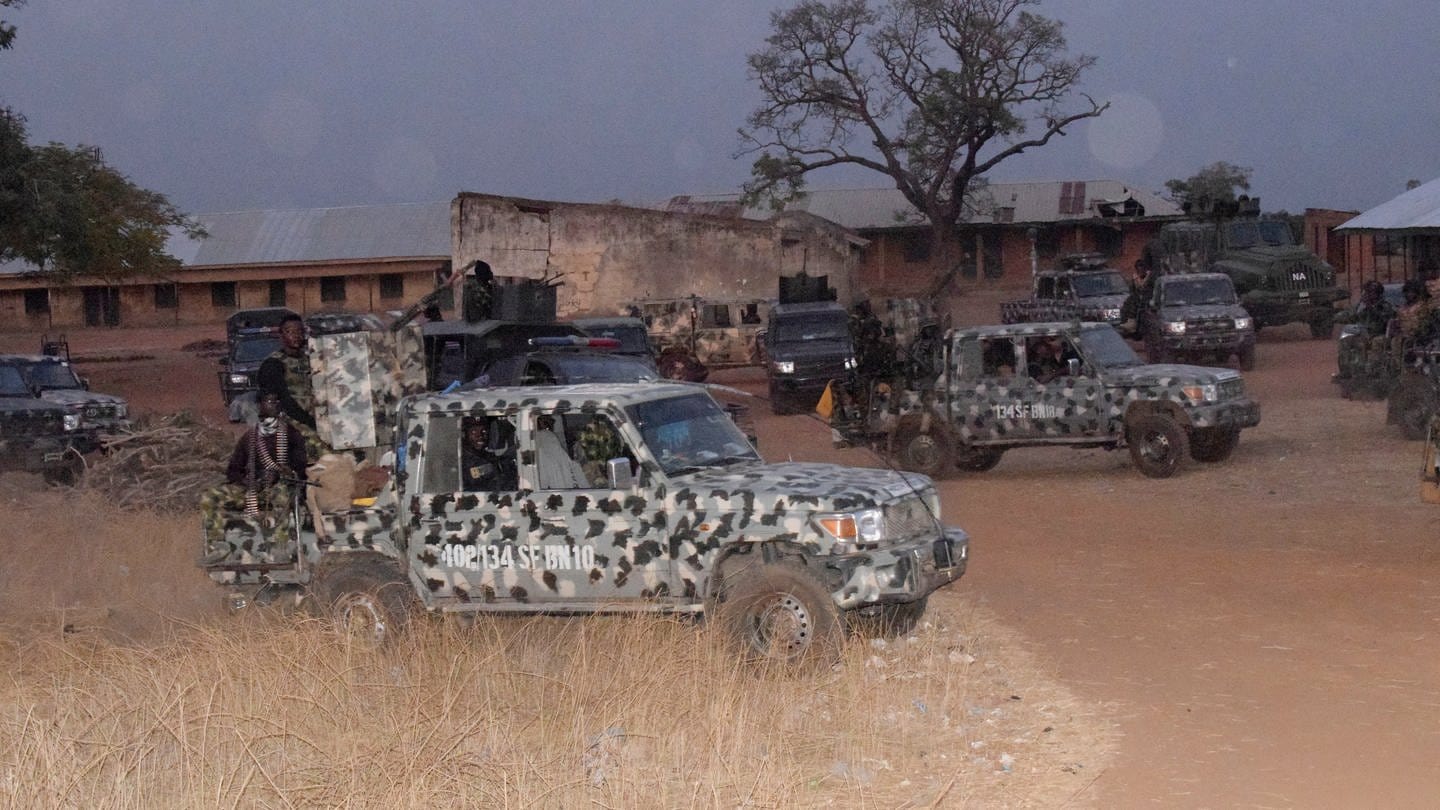 Fahrzeuge der Armee parken in einem Gebiet, in dem bewaffnete Männer Medienberichten zufolge Dutzende Schulkinder entführt haben. Passiert ist das im Nordwesten Nigerias. (Foto: dpa Bildfunk, picture alliance/dpa/AP | Uncredited)