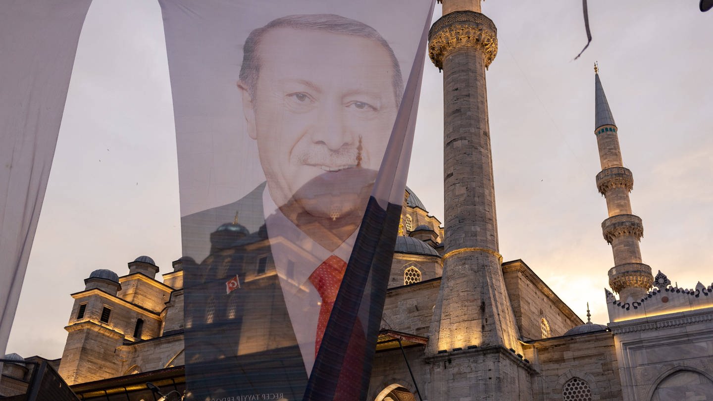Plakate vom türkischen Präsident Erdoğan vor einer Mosche zur Kommunalwahl in der Türkei am 31. März. (Foto: IMAGO, IMAGO / ZUMA Wire)