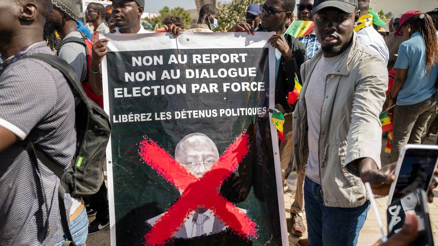 Anhänger des Oppositionskollektivs Aar Sunu Senegal zeigen auf einer Straße in Dakar ein Transparent mit der Aufschrift 