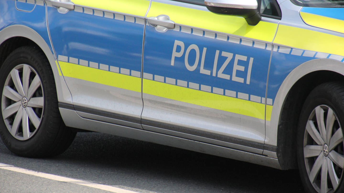 Polizeiauto von der Seite: In Jockgrim an der Straßenbahnhaltestelle sind zwi Mädchen von einer Gruppe Jugendliche verprügelt worden. (Foto: IMAGO, IMAGO / Die Videomanufaktur)