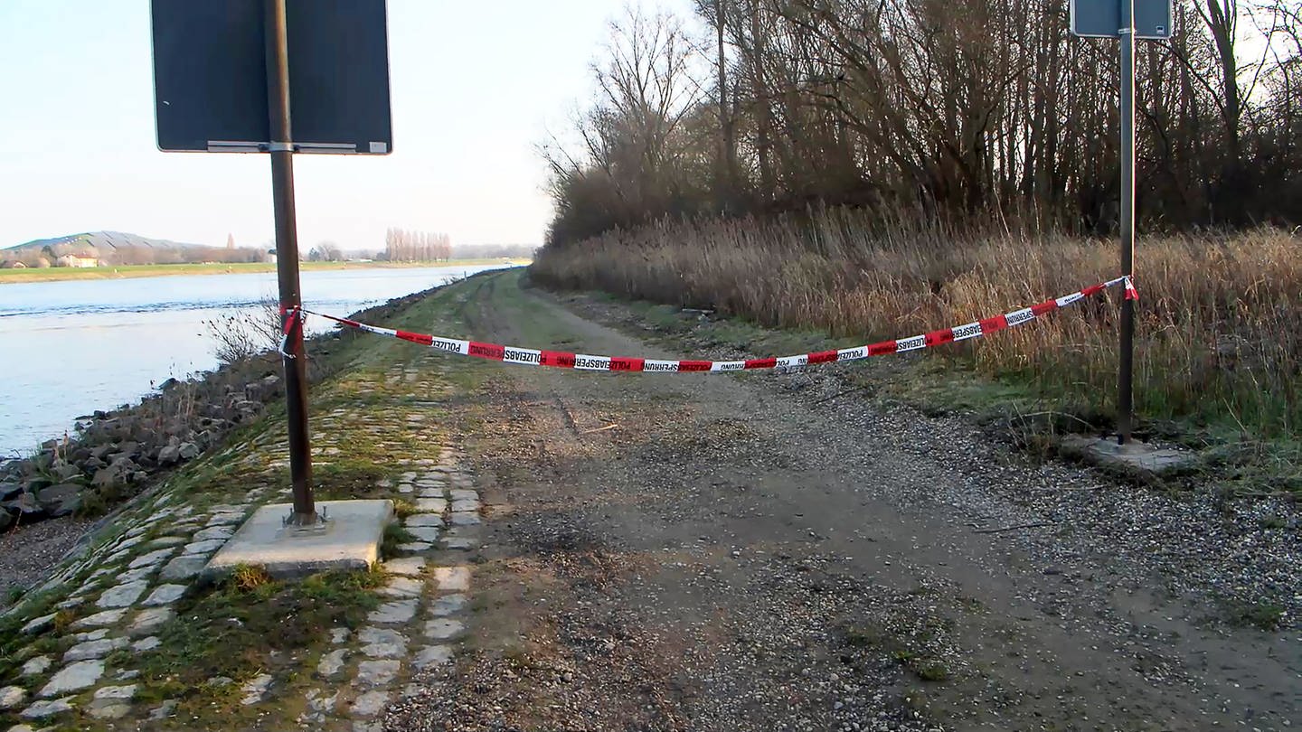 Am Rheindamm wurde die Leiche einer Frau gefunden. Daraufhin hat die Polizei die Sonderkommission «Rampe» eingerichtet. (Foto: dpa Bildfunk, picture alliance/dpa/pr-video | René Priebe)