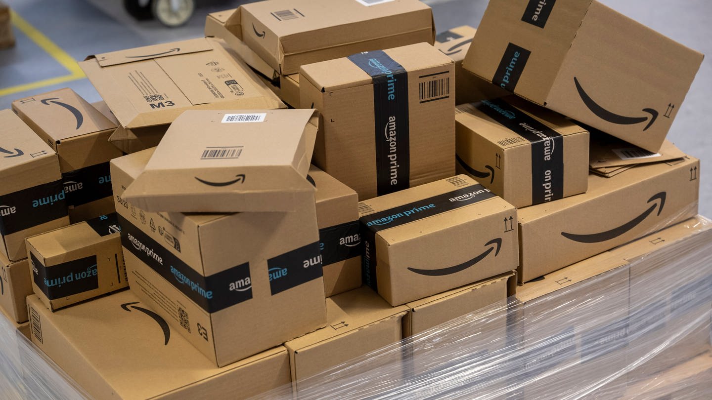 Wenn du auf Amazon bestellst, musst du bald schneller entscheiden, ob du die Sachen behalten willst. Das Unternehmen verkürzt die Rückgabefrist. (Foto: dpa Bildfunk, Picture Alliance)