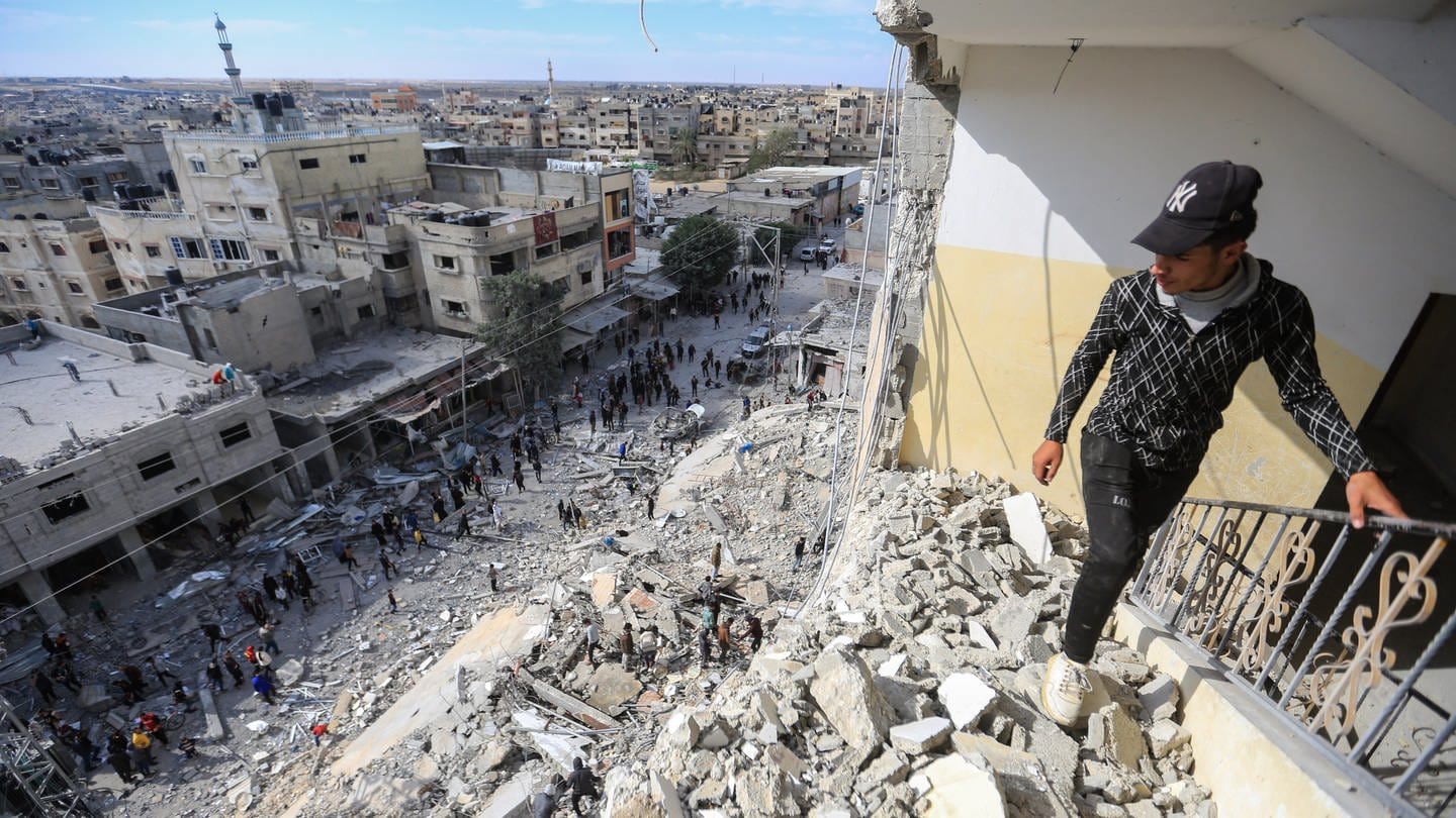 Palästinenser begutachten die massiven Schäden, die ein israelischer Luftangriff verursacht hat. Um den Menschen im Norden des Gazastreifens Lebensmittel zu bringen, wurde eine neue Strecke getestet. (Foto: dpa Bildfunk, Picture Alliance)