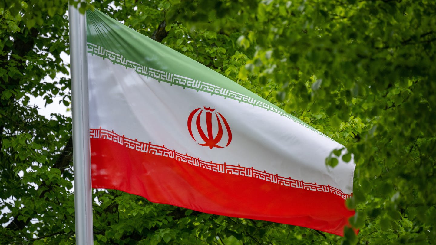 Iranische Fahne (Foto: dpa Bildfunk, picture alliance/dpa | Monika Skolimowska)