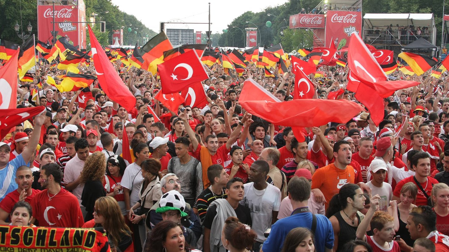 Deutsche und türkische Fans beim Public Viewing auf der Fanmeile in Berlin. (Foto: IMAGO, Olaf Wagner)