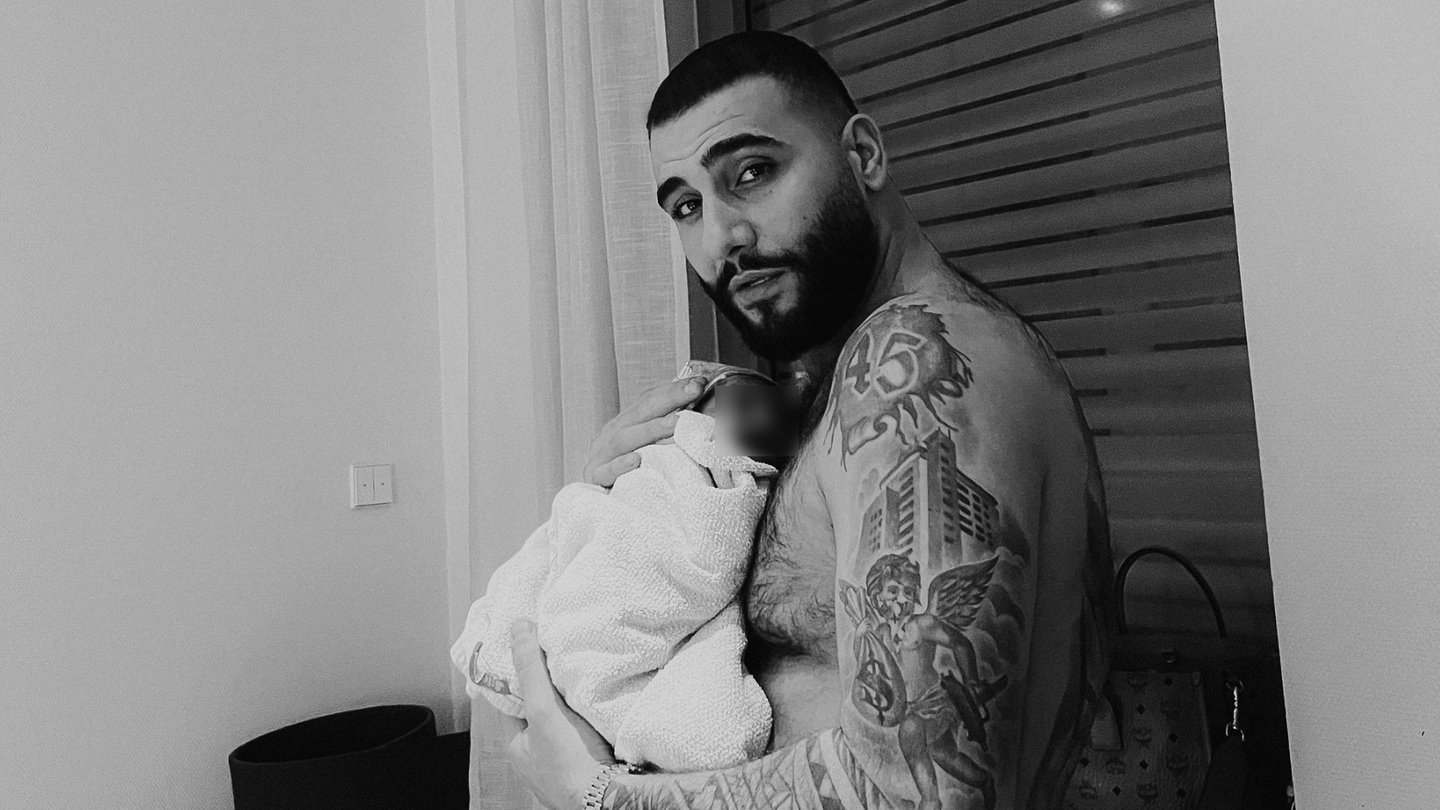 Rapper Samra hält sein erstes Kind auf dem Arm. (Foto: Instagram @samra)