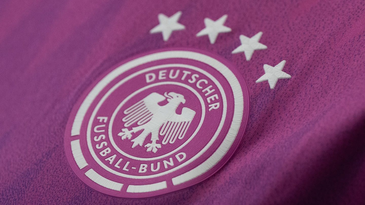 Das Logo des Deutschen Fußball-Bundes (DFB) ist auf dem neuen offiziellen EM-Trikot der DFB-Auswahl zu sehen. (Foto: dpa Bildfunk, picture alliance/dpa | Boris Roessler)