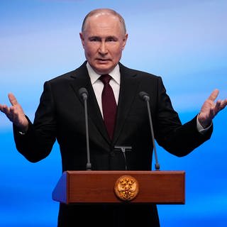 Wladimir Putin, Präsident von Russland, spricht bei einem Besuch in seiner Wahlkampfzentrale nach den Präsidentschaftswahlen. (Foto: dpa Bildfunk, picture alliance/dpa/AP | Alexander Zemlianichenko)