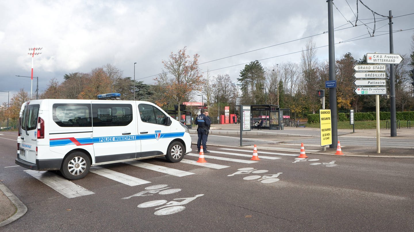 Bei einem Polizeieinsatz in einem Vorort von Paris ist ein 18-Jähriger gestorben. Jetzt gibt es heftige Ausschreitungen. (Symbolbild) (Foto: IMAGO, IMAGO / MAXPPP)