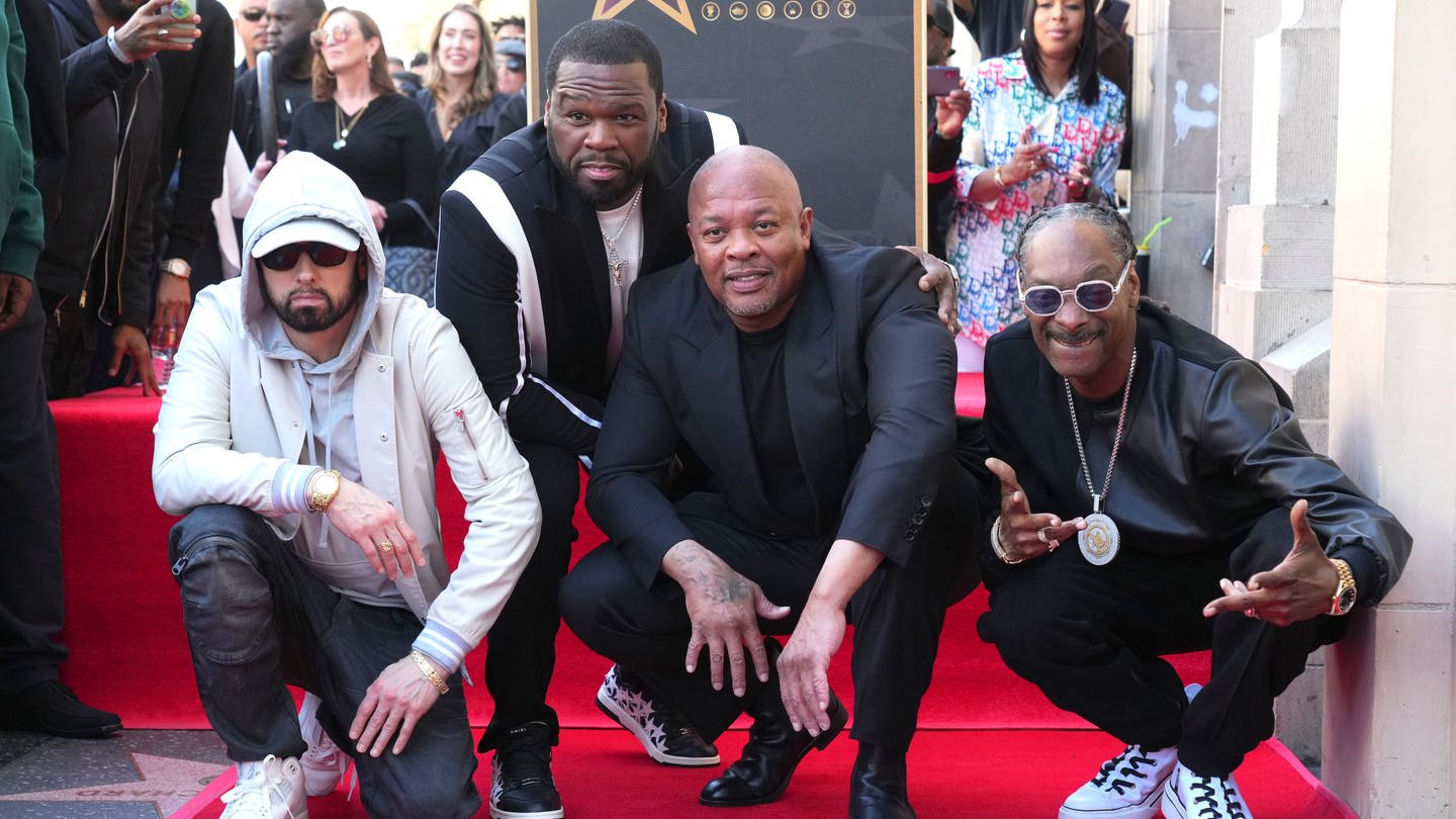 Eminem (l-r), 50 Cent, Dr. Dre und Snoop Dogg, Rapper aus den USA, nehmen an einer Zeremonie teil, bei der Dr. Dre mit einem Stern auf dem Hollywood Walk of Fame geehrt wird. (Foto: dpa Bildfunk, picture alliance/dpa/Invision | Jordan Strauss)