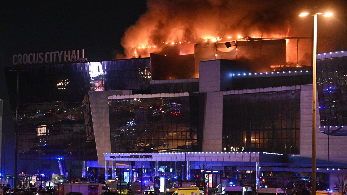 In einer Konzerthalle in Moskau ist ein Feuer ausgebrochen. Außerdem haben unbekannte auf die Menschen in der Halle geschossen. (Foto: IMAGO, IMAGO / SNA)