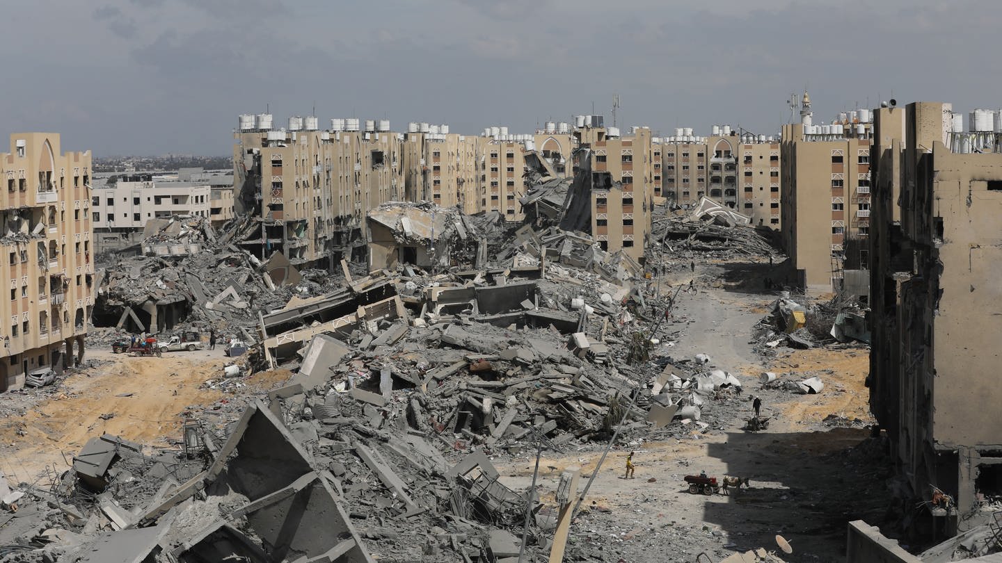 Bild vom 14.03.2024: Zerstörte Gebäude in Hamad City nach einem israelischen Angriff auf Chan Junis (Foto: dpa Bildfunk, Bild vom 14.03.2024: picture alliance/dpa/Zuma Press | Naaman Omar)