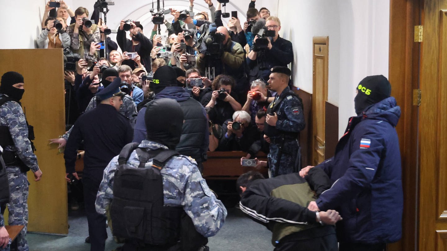 Die mutmaßlichen Täter des Terrorangriffs auf eine Konzerthalle in Moskau werden dem Haftrichter vorgeführt und der Presse präsentiert. (Foto: IMAGO, IMAGO / ITAR-TASS)