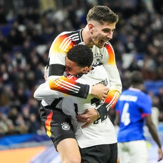 Beim Fußballspiel zwischen Frankreich und Deutschland hatten Kai Havertz und Jamal Musiala Grund zum Jubeln. Möglicherweise hören wir bald "Major Tom" als Torhymne. (Foto: IMAGO, IMAGO / Schüler)