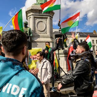 Kurdish Organisations Demonstrate Agains Grey Wolves BRUSSELS, BELGIUM - MARCH 25: Kurdish organisations demonstrate their support and accuse far-right Grey Wolves of attacking a Kurdish family in Heusden-Zolder, demonstration pictured at Place de Luxembourg on March 25, 2024 in Brussels, Belgium. (Foto: IMAGO, IMAGO / Photo News)