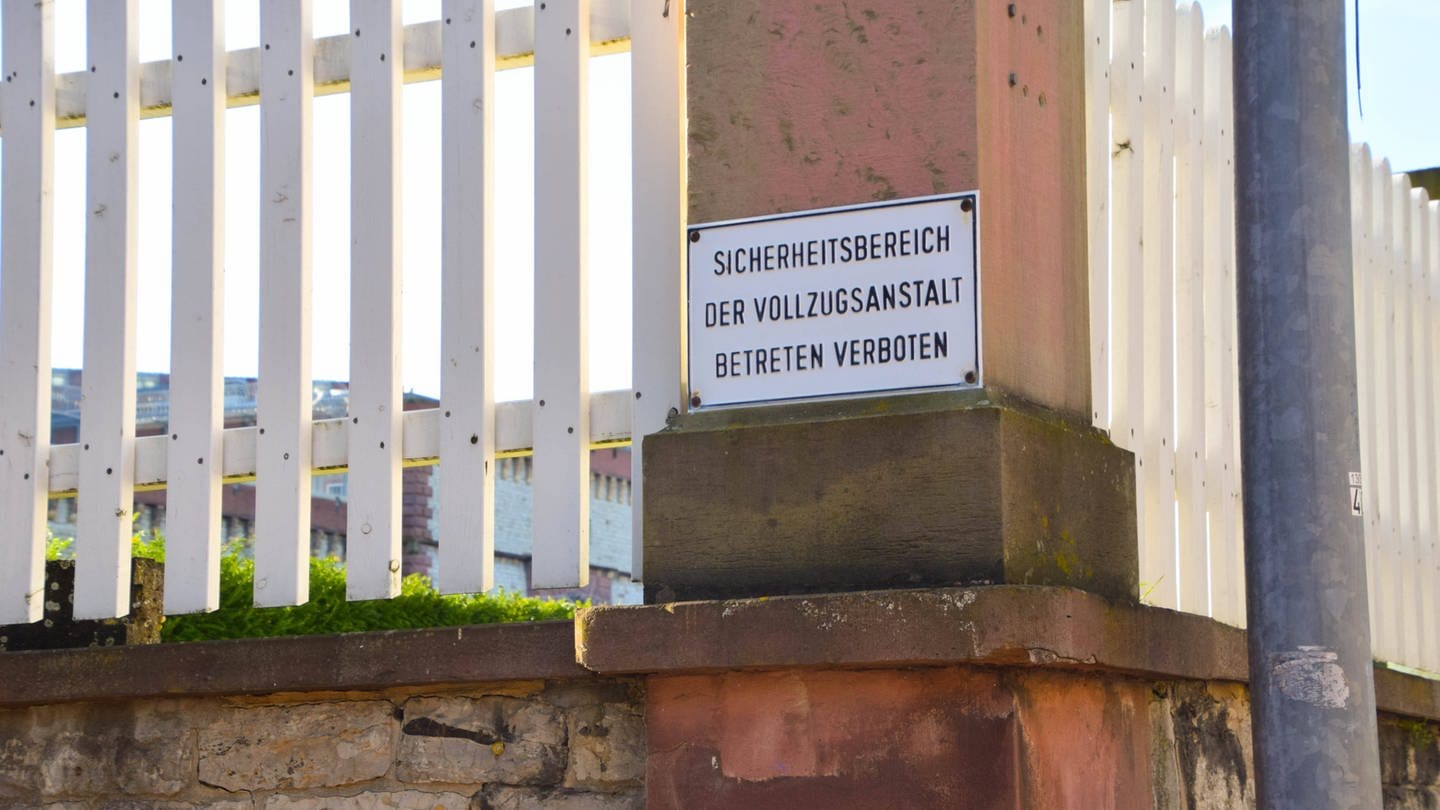 Ein Schild an der JVA Bruchsal: Sicherheitsbereich der Vollzugsanstalt - betreten verboten. (Foto: IMAGO, IMAGO / Einsatz-Report24)
