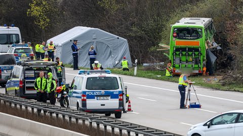 Der verunglückte Bus ist an der Unfallstelle auf der A9 zu sehen. Bei dem Unfall mit einem Reisebus auf der A9 nahe Leipzig sind vier Menschen ums Leben gekommen.  (Foto: dpa Bildfunk, picture alliance/dpa | Jan Woitas)