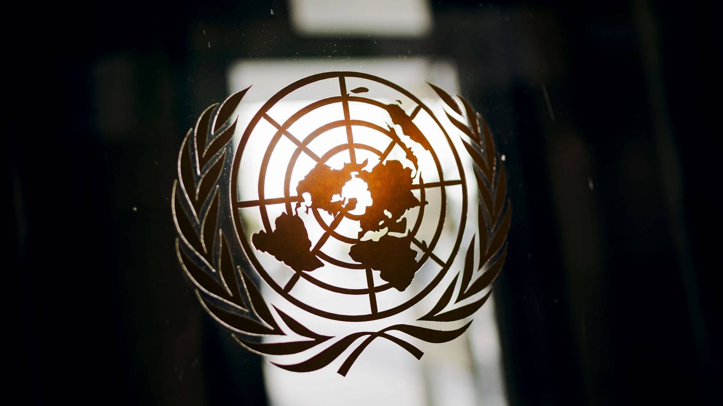 Das Logo der Vereinten Nationen. New York City, 19.09.2023. New York City United States *** The United Nations Logo New York City, 19 09 2023 (Foto: IMAGO, Copyright: xThomasxTrutschelx)