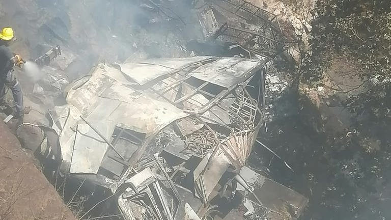 Komplett zerstört: der abgestürzte Bus in Südafrika (Foto: Reuters)