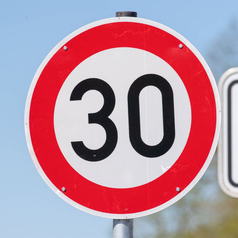 Das Verkehrsschild in der Stralsunder Straße gibt eine zulässige Höchstgeschwindigkeit von 30 Kilometern pro Stunde an.