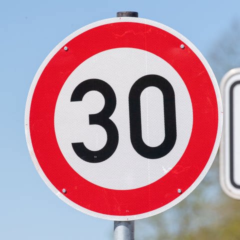 Das Verkehrsschild in der Stralsunder Straße gibt eine zulässige Höchstgeschwindigkeit von 30 Kilometern pro Stunde an. (Foto: dpa Bildfunk, picture alliance/dpa | Stefan Sauer)